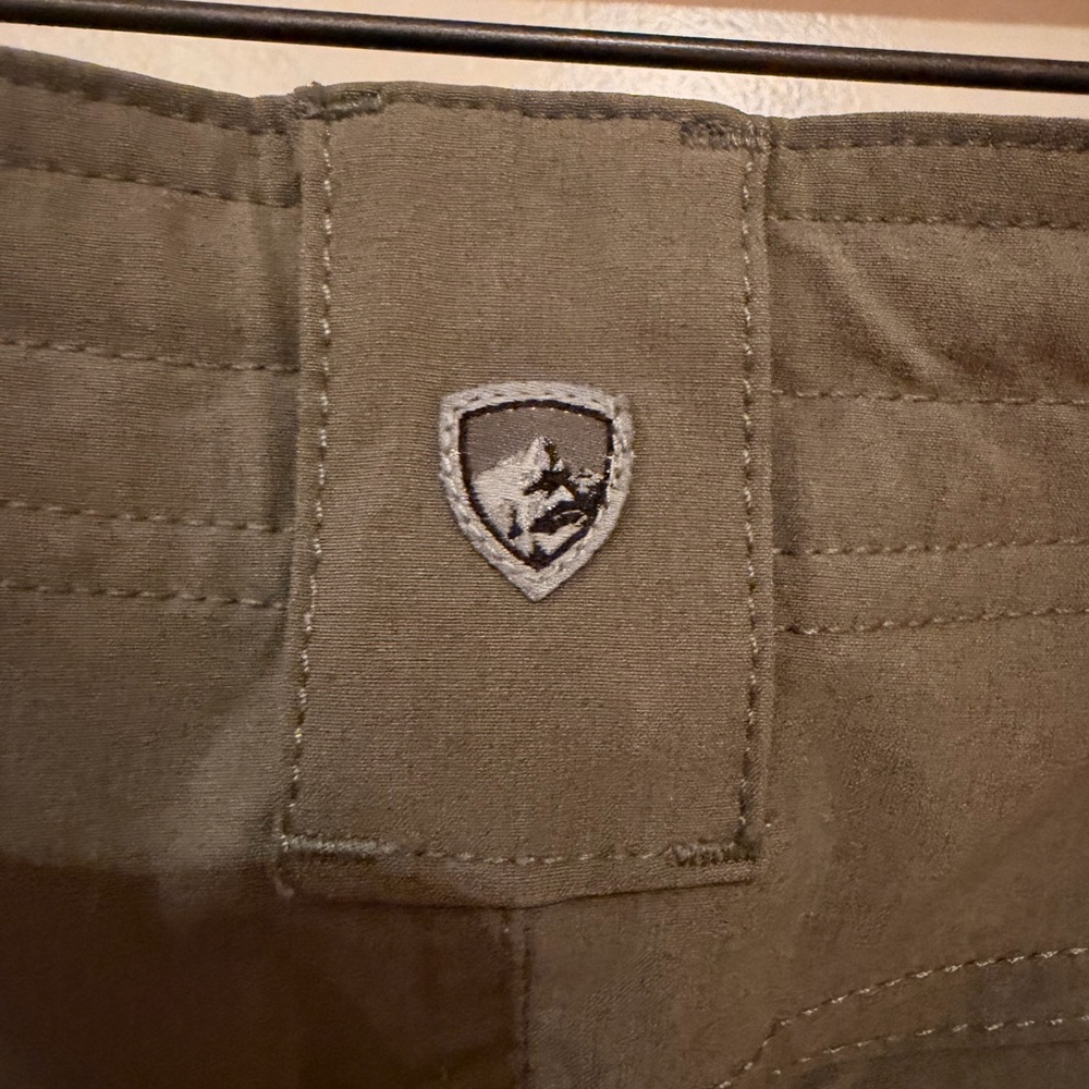 Kuhl women’s size 8 Olive green cargo shorts in EUC - Picture 2 of 4